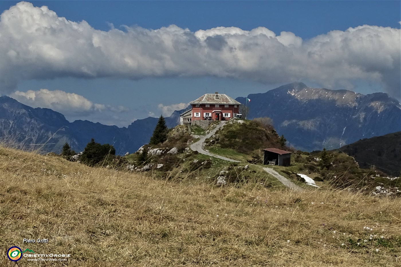 65 Rif. Cazzaniga con vista in Grignone.JPG